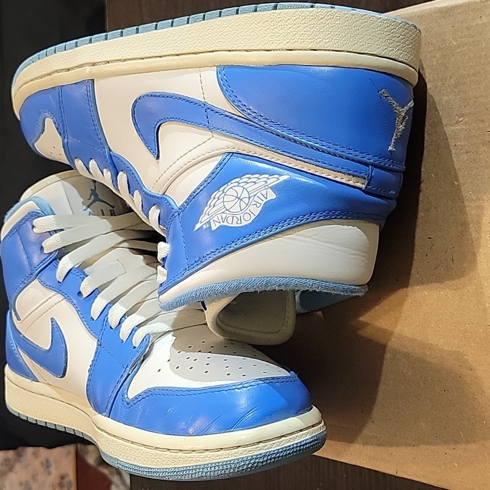 Air Jordan 1 Mid Rare "UNC" (2013) Mens 8.5 Womens 10 EUC - Picture 8 of 11